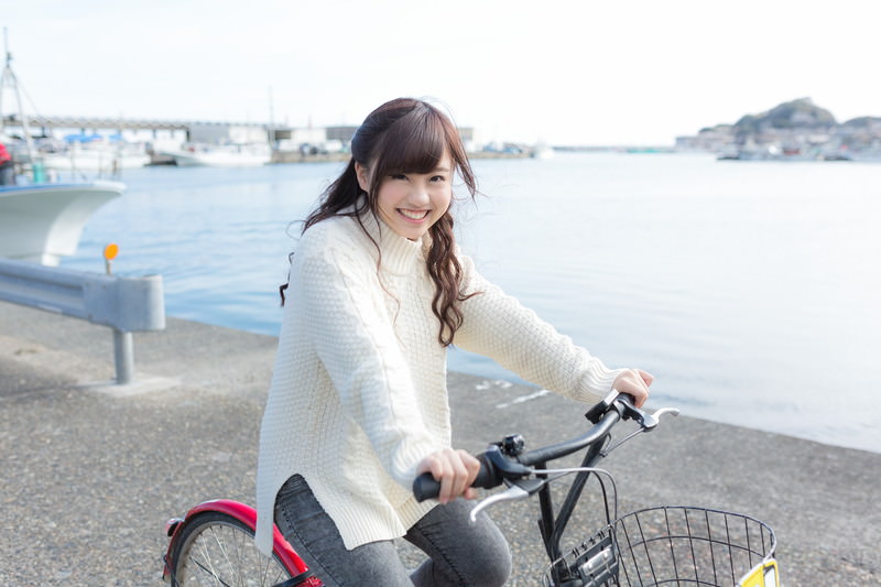 自転車に乗った女性